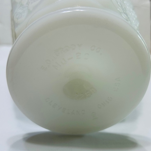 Vintage milk glass planter. Excellent condition. White, NO stains. Grape/leaf. - Picture 5 of 5